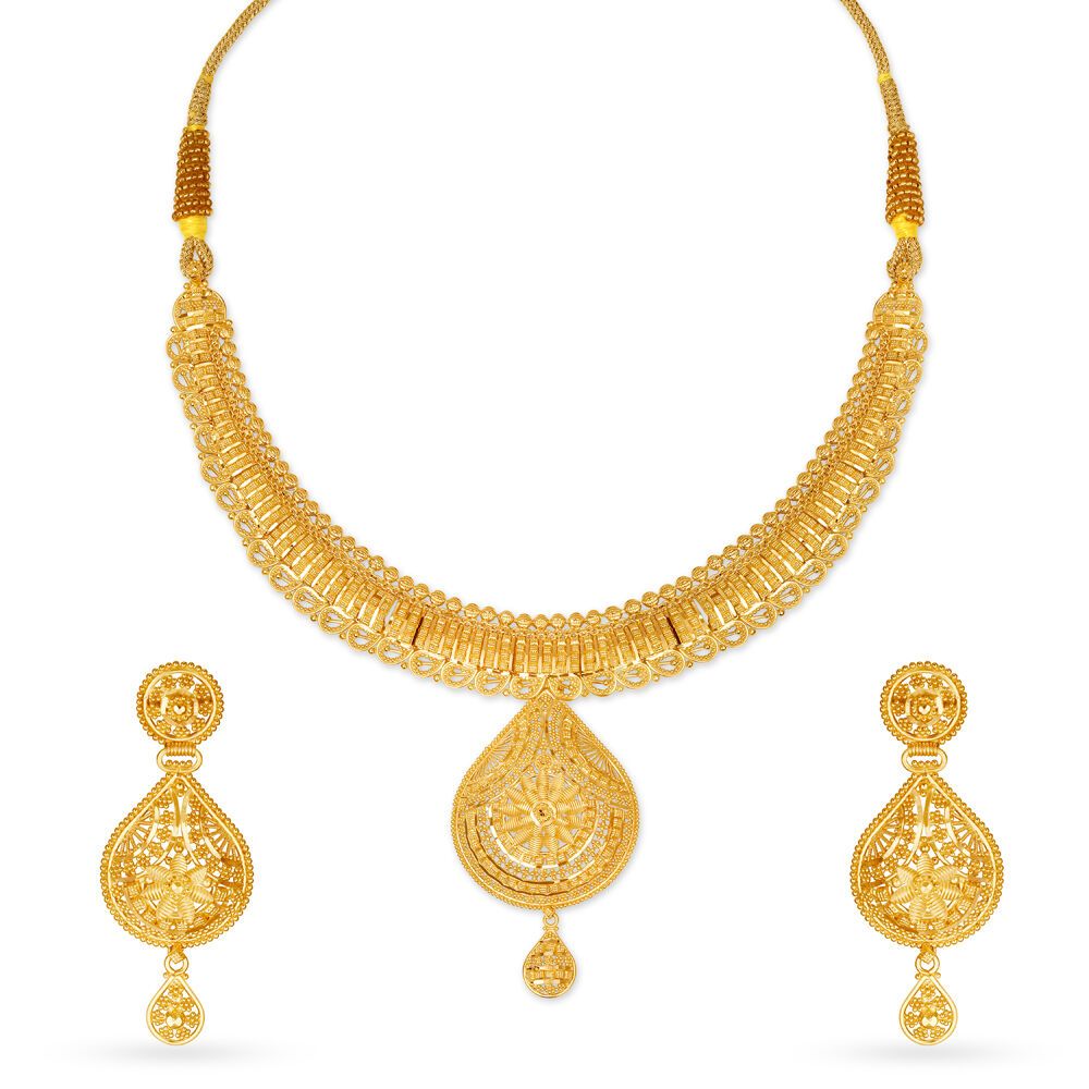 Stunning Gold Necklace Set for the Indian Bride